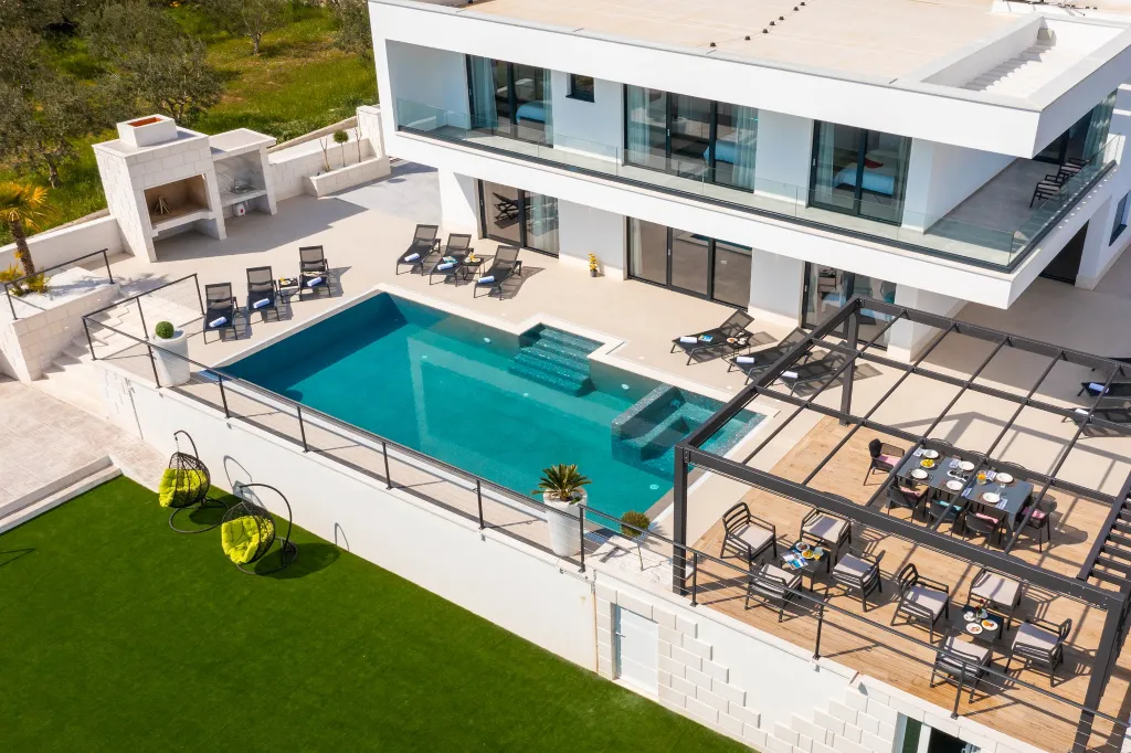 Modern 6-Bedroom Villa with Pool in Kaštel Kambelovac