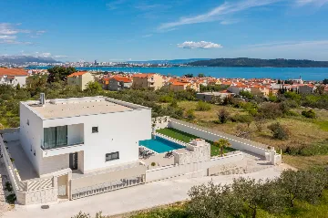 Modern 6-Bedroom Villa with Pool in Kaštel Kambelovac