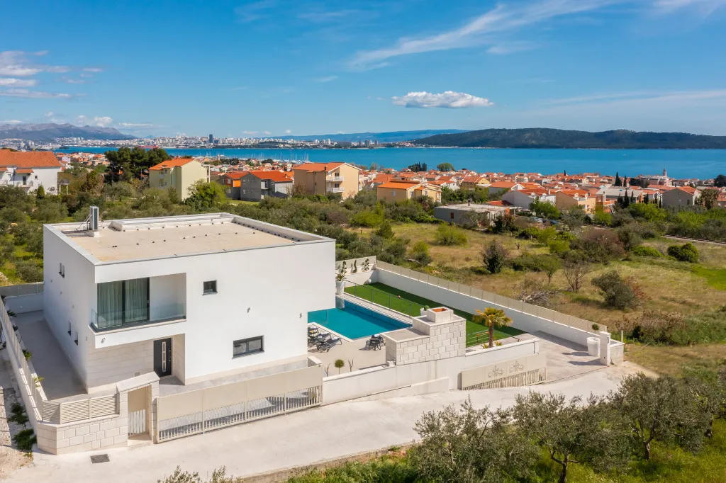 Modern 6-Bedroom Villa with Pool in Kaštel Kambelovac