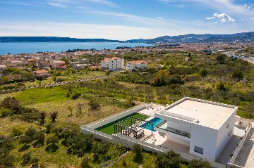 Modern 6-Bedroom Villa with Pool in Kaštel Kambelovac