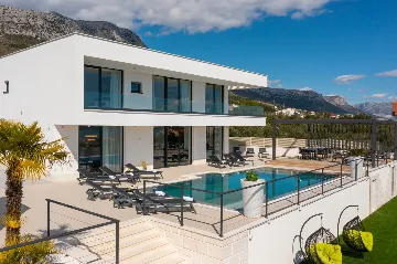 Modern 6-Bedroom Villa with Pool in Kaštel Kambelovac