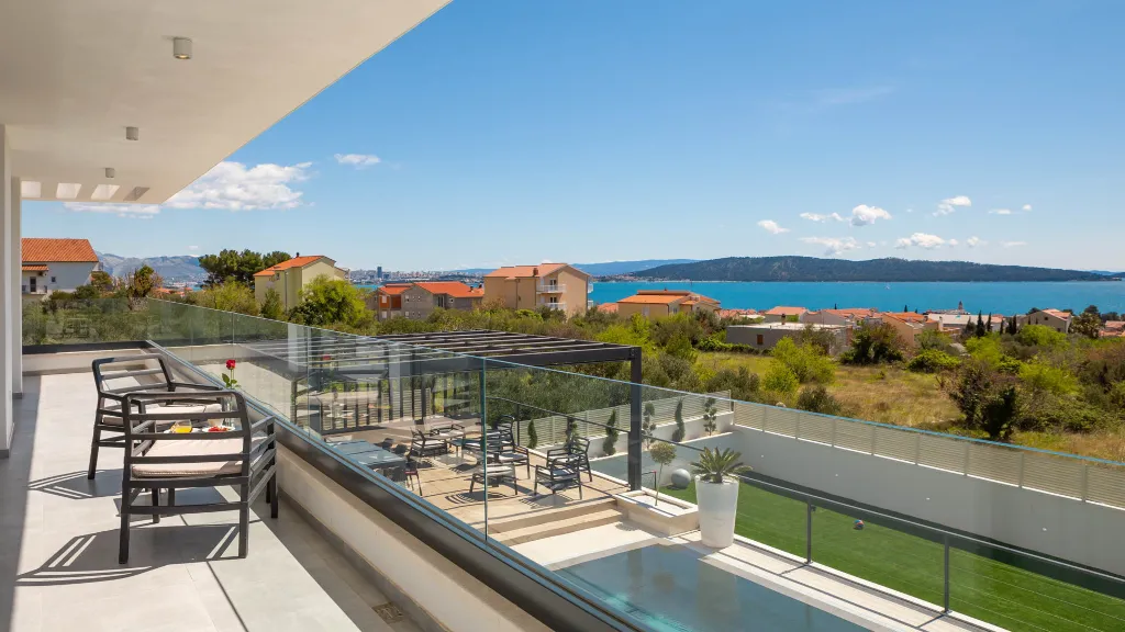 Modern 6-Bedroom Villa with Pool in Kaštel Kambelovac