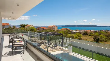 Modern 6-Bedroom Villa with Pool in Kaštel Kambelovac