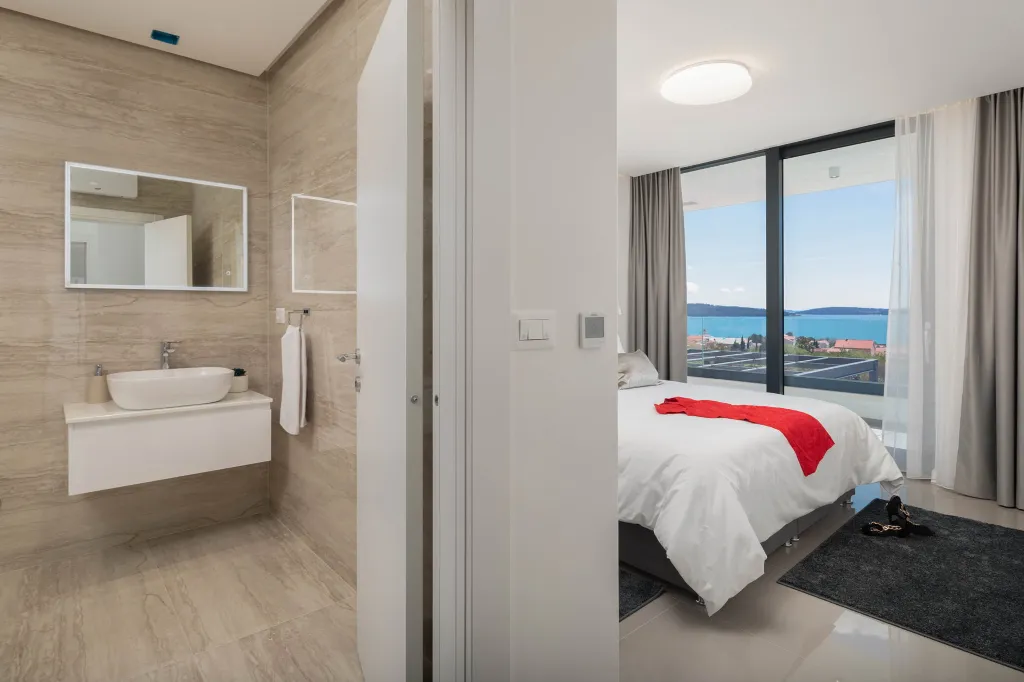 Modern 6-Bedroom Villa with Pool in Kaštel Kambelovac
