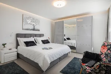 Modern 6-Bedroom Villa with Pool in Kaštel Kambelovac