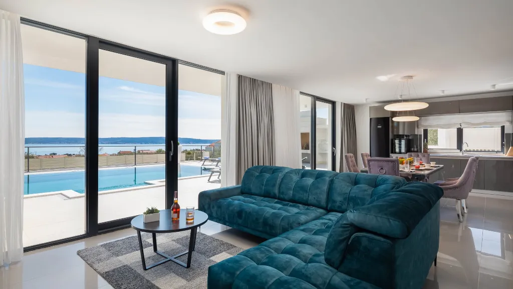 Modern 6-Bedroom Villa with Pool in Kaštel Kambelovac