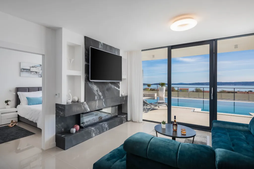 Modern 6-Bedroom Villa with Pool in Kaštel Kambelovac