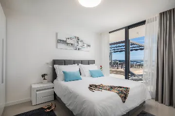 Modern 6-Bedroom Villa with Pool in Kaštel Kambelovac