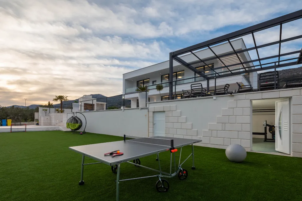 Modern 6-Bedroom Villa with Pool in Kaštel Kambelovac