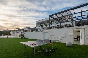 Modern 6-Bedroom Villa with Pool in Kaštel Kambelovac