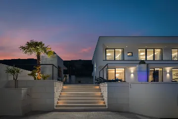 Modern 6-Bedroom Villa with Pool in Kaštel Kambelovac