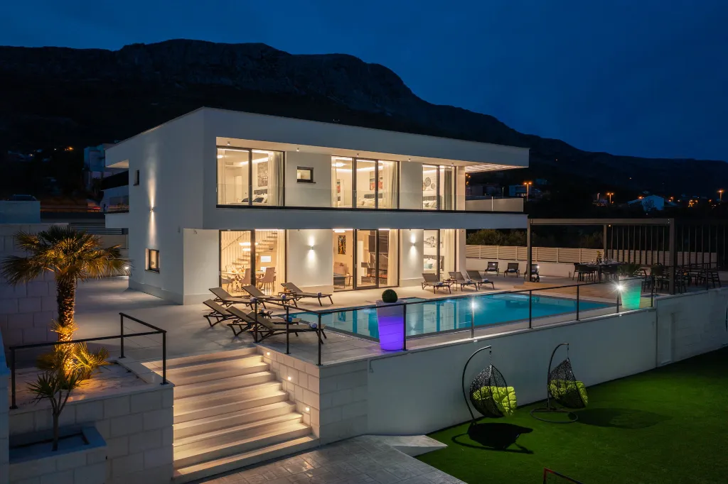 Modern 6-Bedroom Villa with Pool in Kaštel Kambelovac