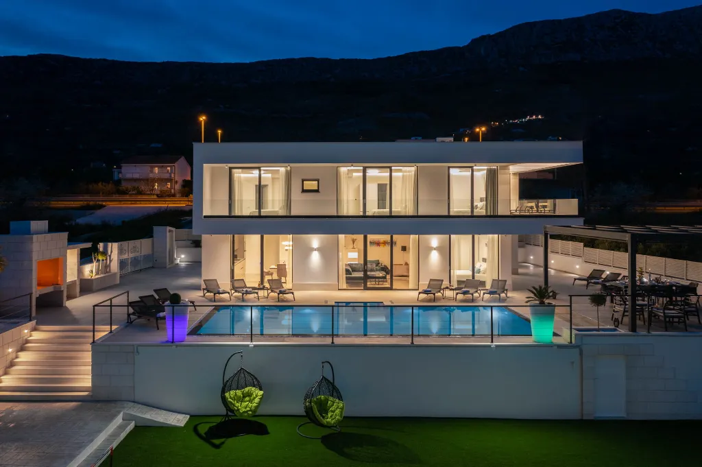 Modern 6-Bedroom Villa with Pool in Kaštel Kambelovac