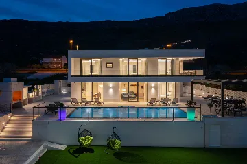 Modern 6-Bedroom Villa with Pool in Kaštel Kambelovac