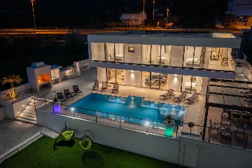 Modern 6-Bedroom Villa with Pool in Kaštel Kambelovac