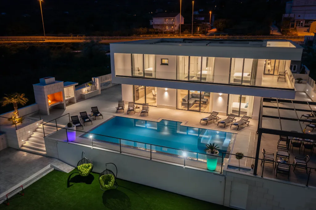 Modern 6-Bedroom Villa with Pool in Kaštel Kambelovac