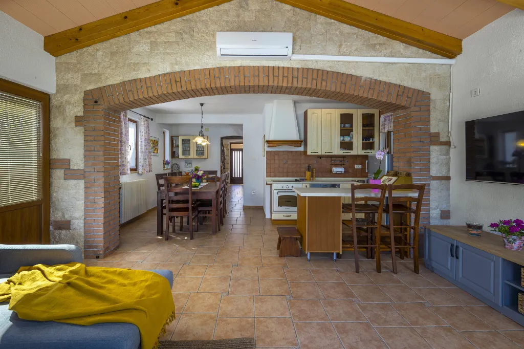 Family Villa with Pool and Garden in Labin