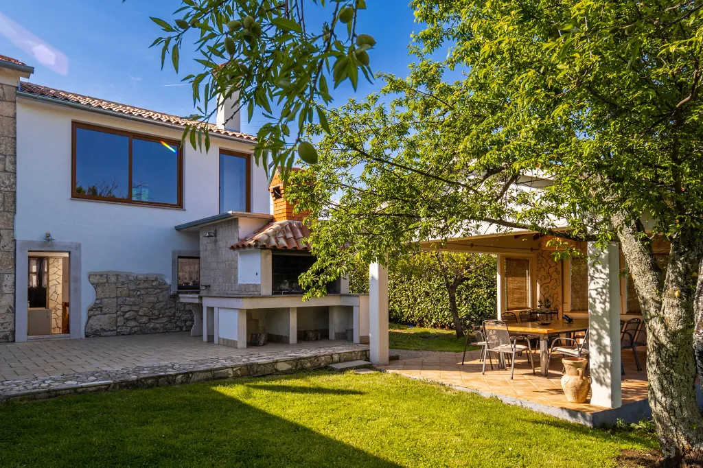 Family Villa with Pool and Garden in Labin