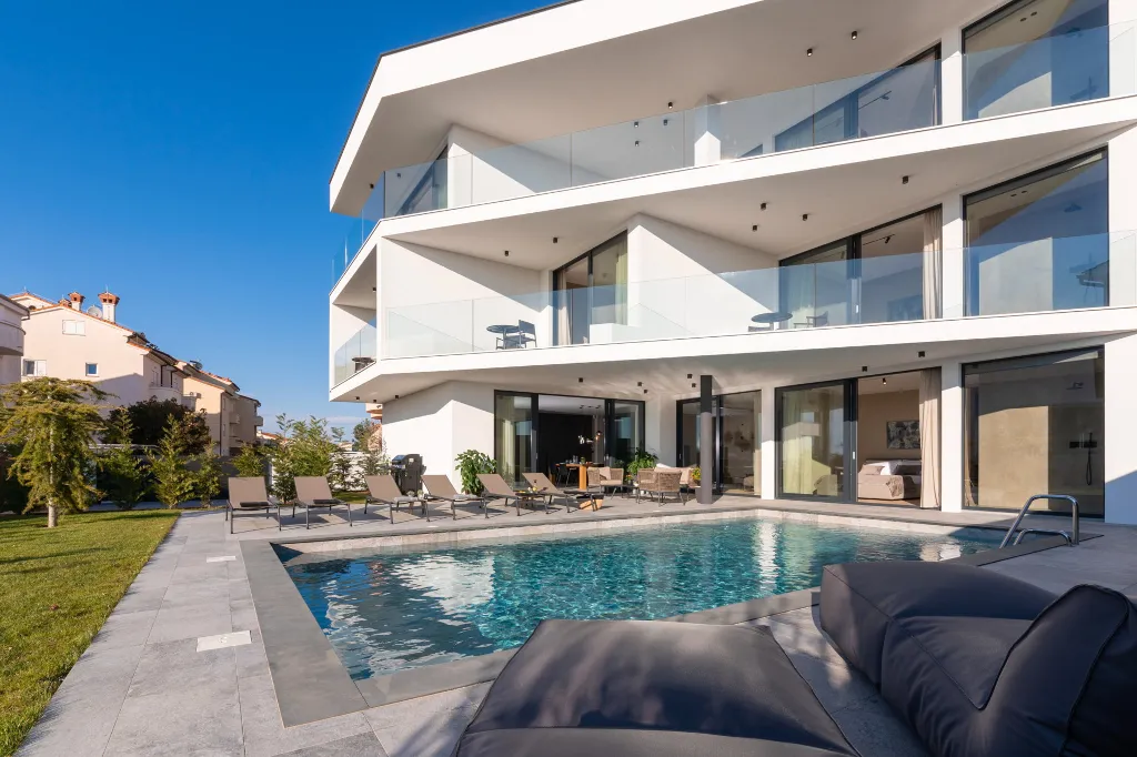 Modern Five-Bedroom Villa with Heated Pool in Pula