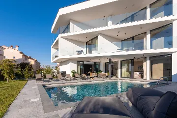 Modern Five-Bedroom Villa with Heated Pool in Pula