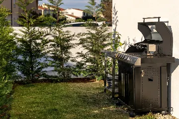 Modern Five-Bedroom Villa with Heated Pool in Pula