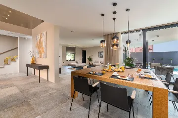 Modern Five-Bedroom Villa with Heated Pool in Pula