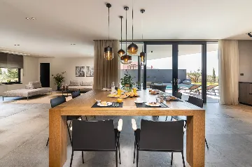 Modern Five-Bedroom Villa with Heated Pool in Pula