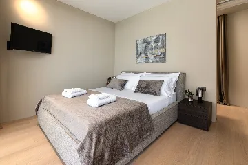 Modern Five-Bedroom Villa with Heated Pool in Pula