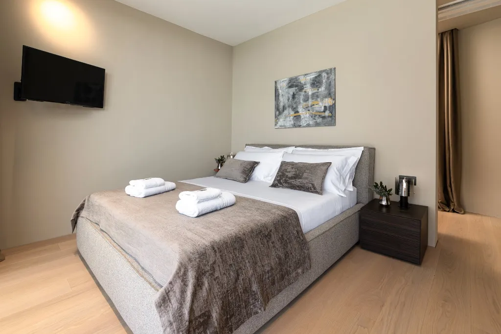 Modern Five-Bedroom Villa with Heated Pool in Pula