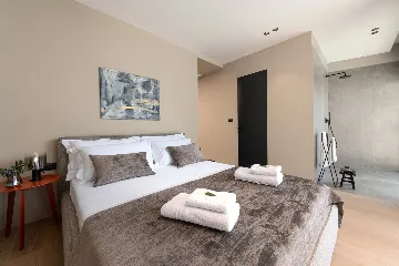 Modern Five-Bedroom Villa with Heated Pool in Pula