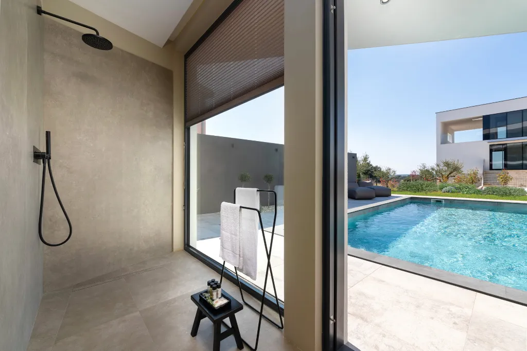 Modern Five-Bedroom Villa with Heated Pool in Pula