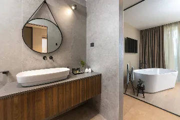 Modern Five-Bedroom Villa with Heated Pool in Pula