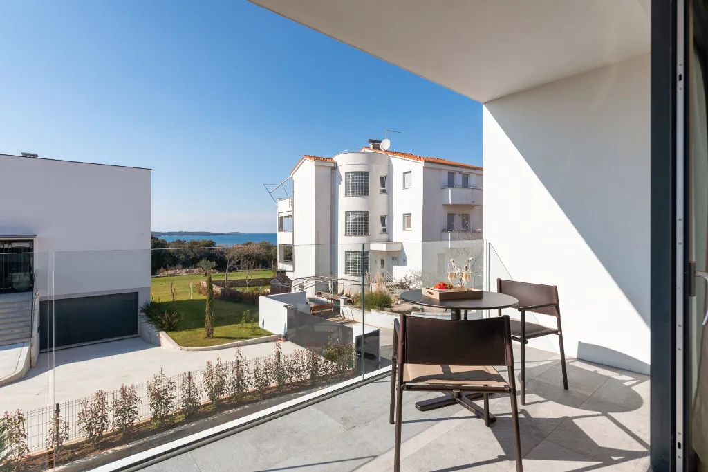 Modern Five-Bedroom Villa with Heated Pool in Pula