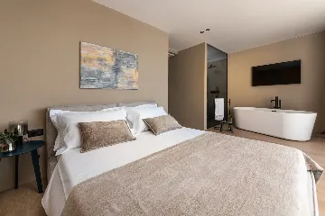 Modern Five-Bedroom Villa with Heated Pool in Pula