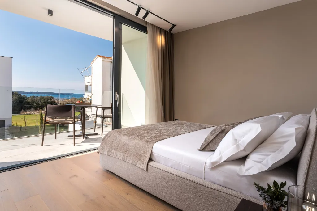 Modern Five-Bedroom Villa with Heated Pool in Pula