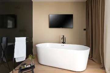 Modern Five-Bedroom Villa with Heated Pool in Pula