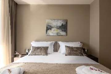 Modern Five-Bedroom Villa with Heated Pool in Pula