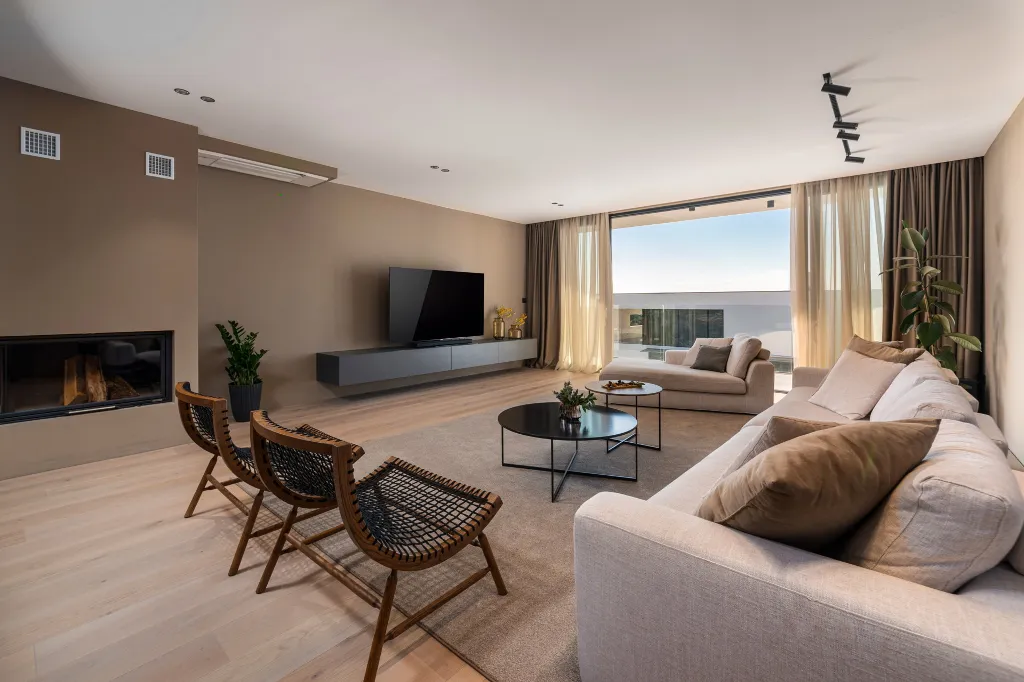 Modern Five-Bedroom Villa with Heated Pool in Pula