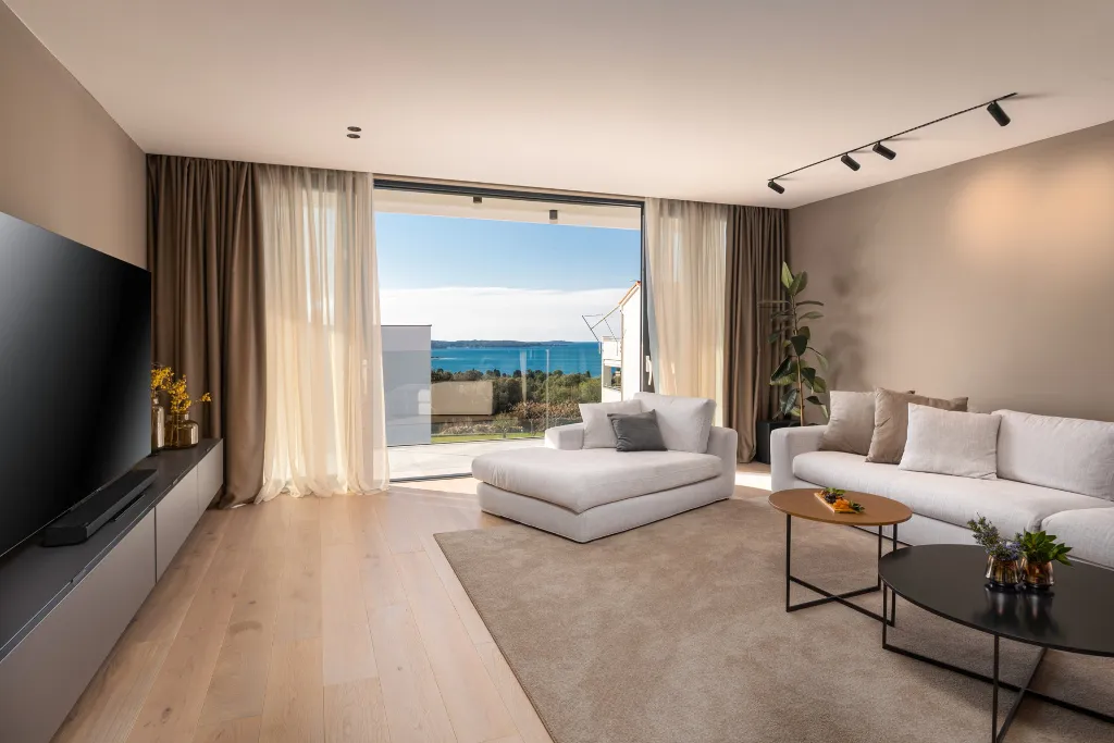 Modern Five-Bedroom Villa with Heated Pool in Pula