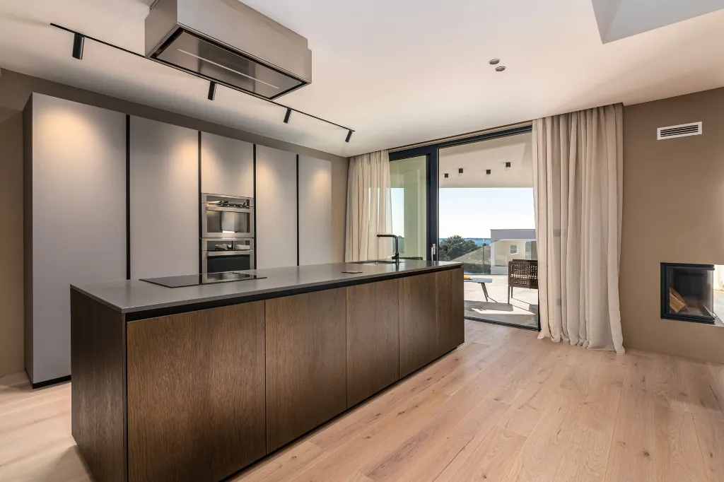 Modern Five-Bedroom Villa with Heated Pool in Pula