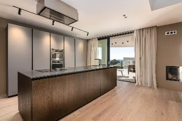 Modern Five-Bedroom Villa with Heated Pool in Pula