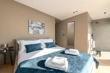 Modern Five-Bedroom Villa with Heated Pool in Pula