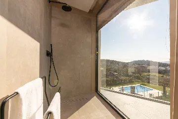 Modern Five-Bedroom Villa with Heated Pool in Pula