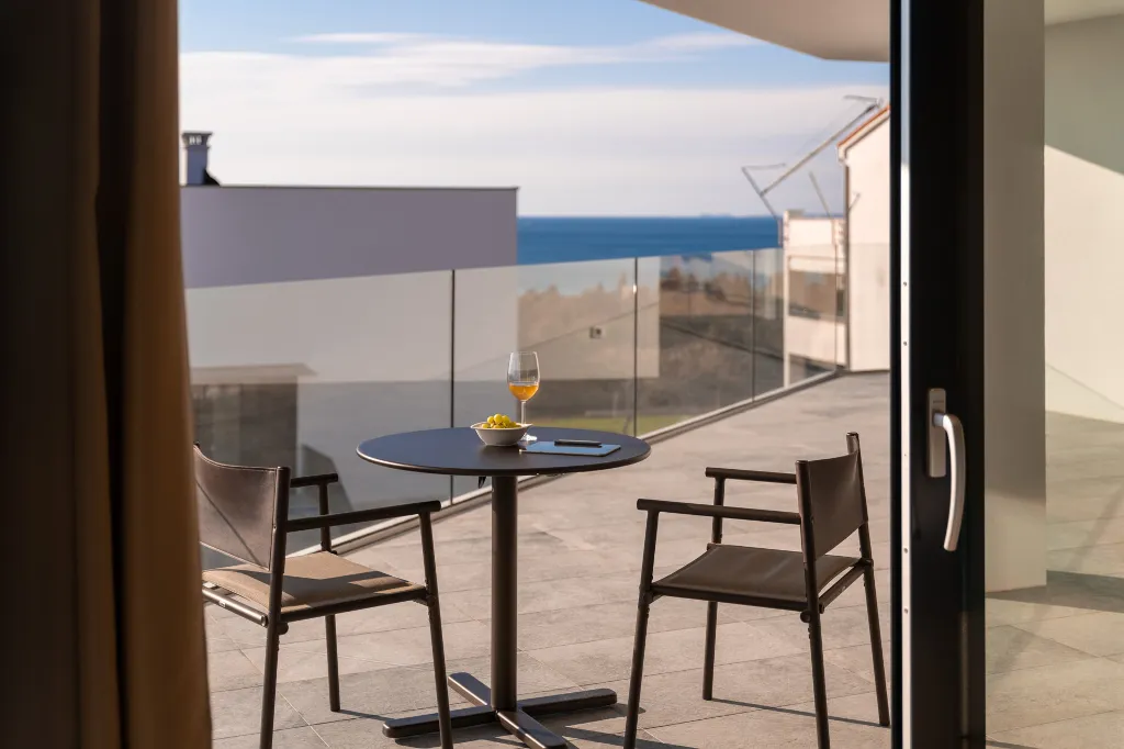 Modern Five-Bedroom Villa with Heated Pool in Pula