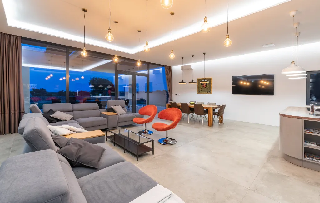 Spacious 4-Bedroom Villa with Pool in Ližnjan