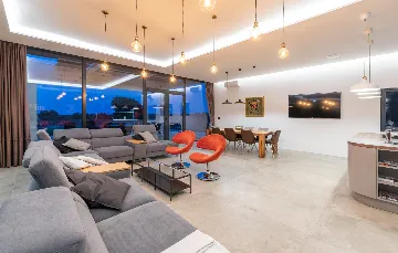 Spacious 4-Bedroom Villa with Pool in Ližnjan