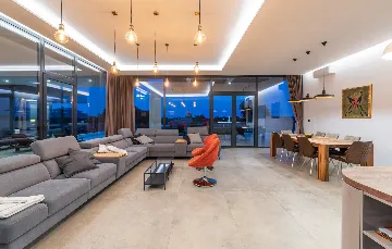 Spacious 4-Bedroom Villa with Pool in Ližnjan