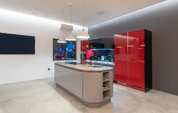 Spacious 4-Bedroom Villa with Pool in Ližnjan