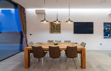 Spacious 4-Bedroom Villa with Pool in Ližnjan