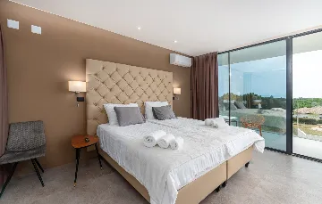 Spacious 4-Bedroom Villa with Pool in Ližnjan